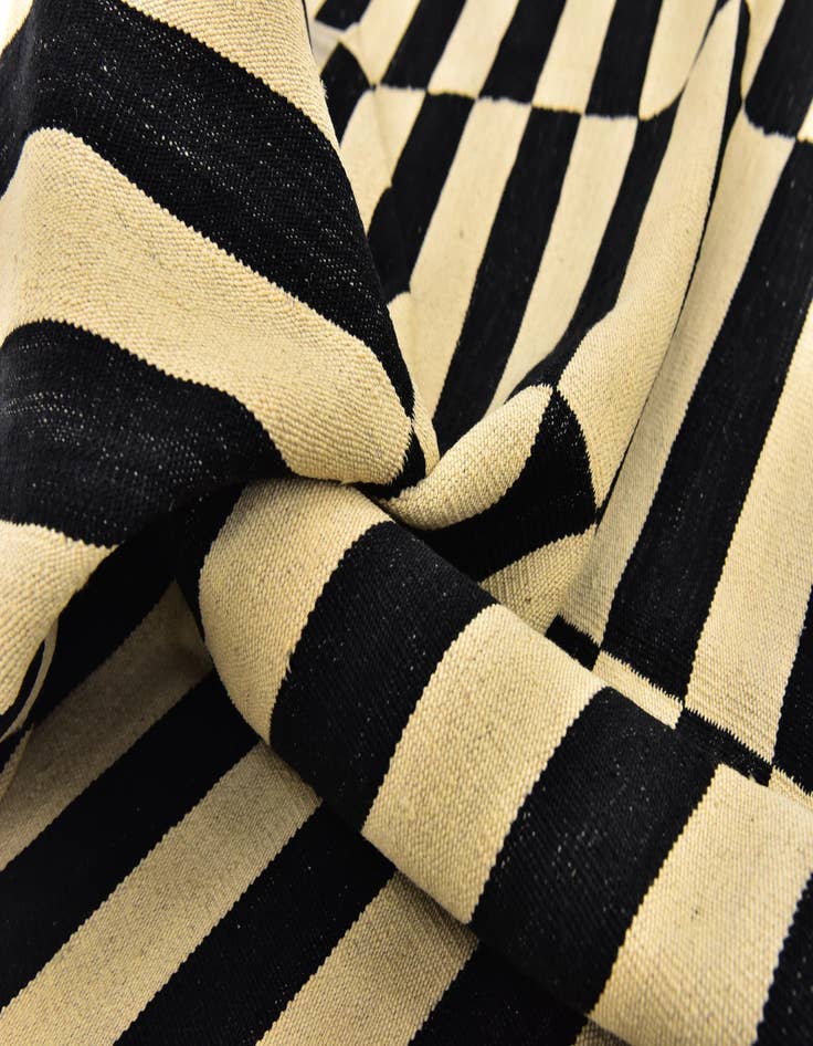 Detail image of 6' x 7' 5  Hand Woven Kilim Modern Wool Rug