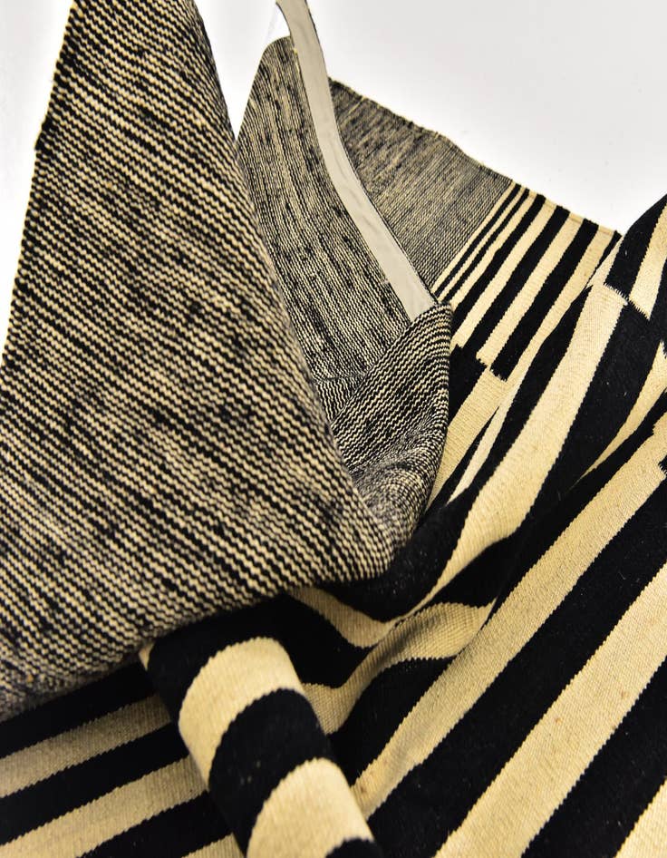 Detail image of 4' 4 x 6'  Hand Woven Kilim Modern Wool Rug