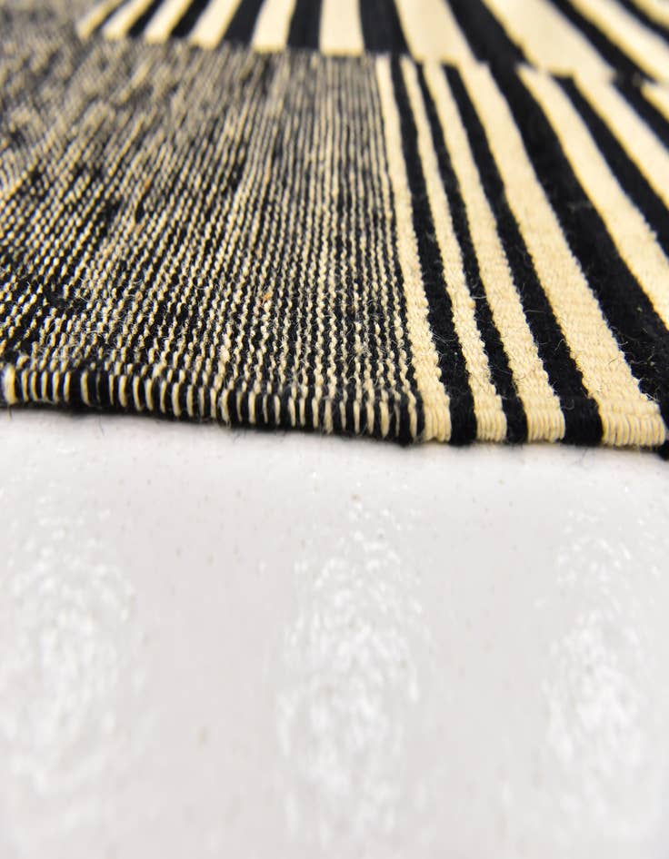 Detail image of 4' 4 x 6'  Hand Woven Kilim Modern Wool Rug