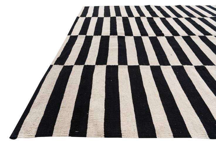 Detail image of 5' 5 x 7' 9 Hand Woven Kilim Modern Wool Rug