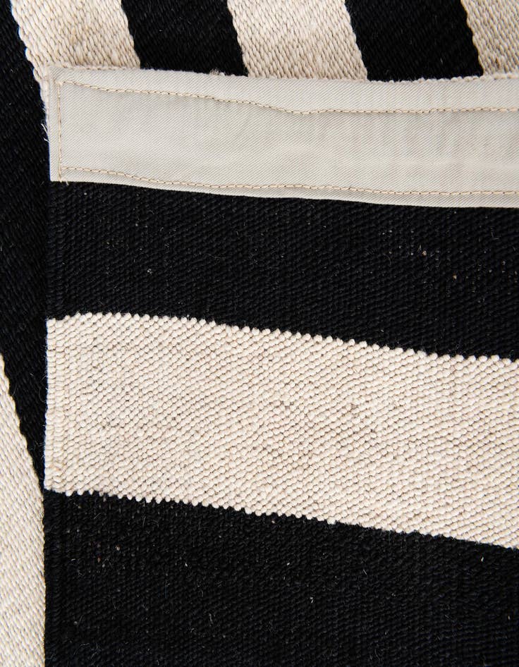 Detail image of 5' 5 x 7' 9  Hand Woven Kilim Modern Wool Rug