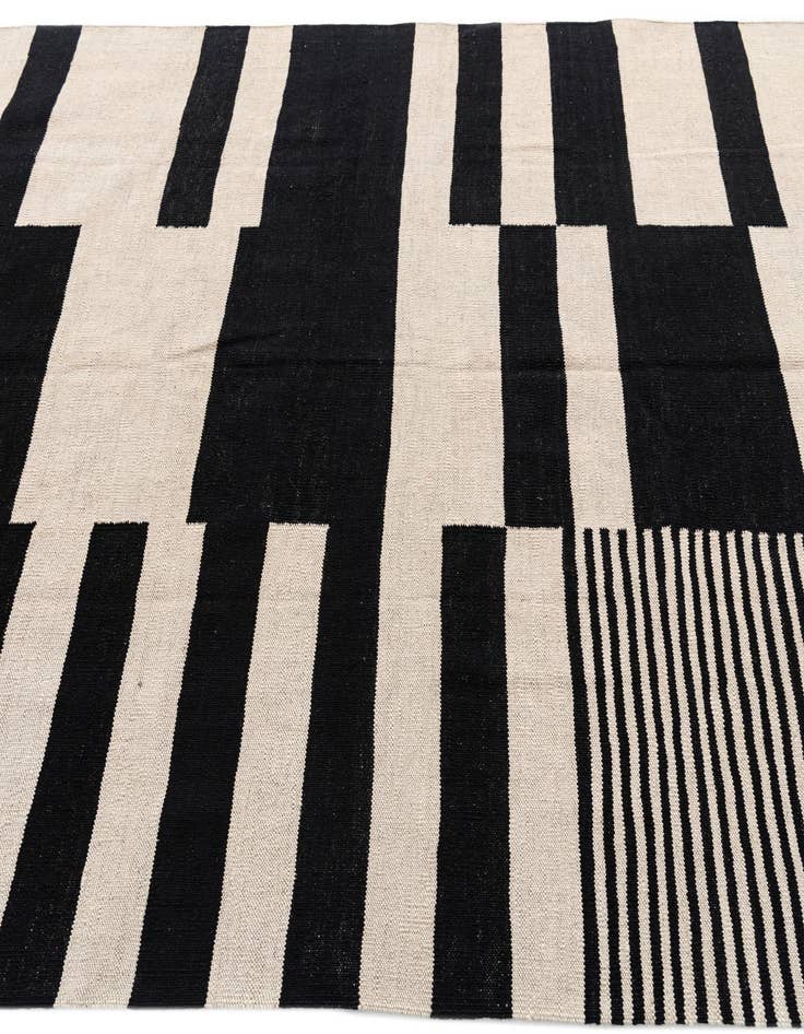 Detail image of 5' 6 x 7' 9  Hand Woven Kilim Modern Wool Rug