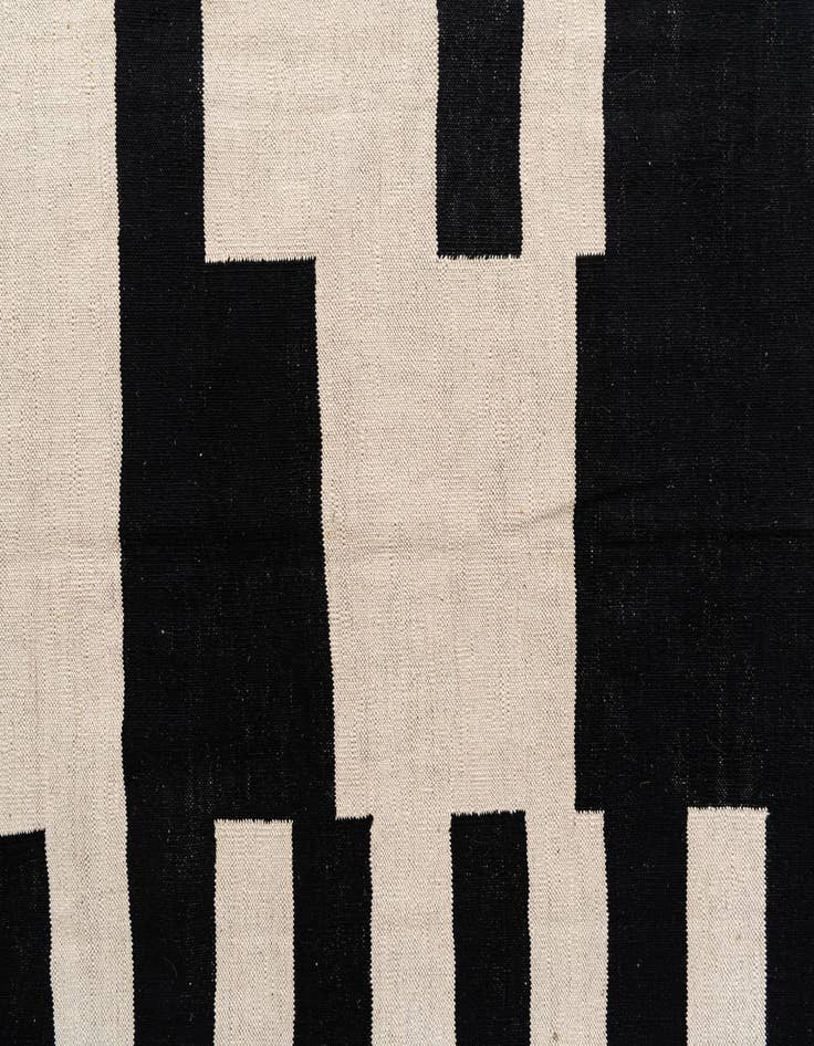 Detail image of 5' 6 x 7' 9  Hand Woven Kilim Modern Wool Rug