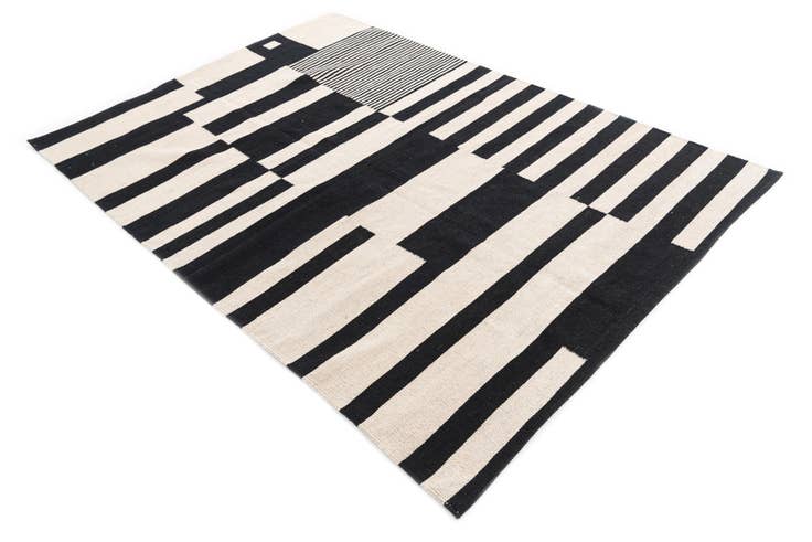 Detail image of 4' 9 x 6' 9 Hand Woven Kilim Modern Wool Rug