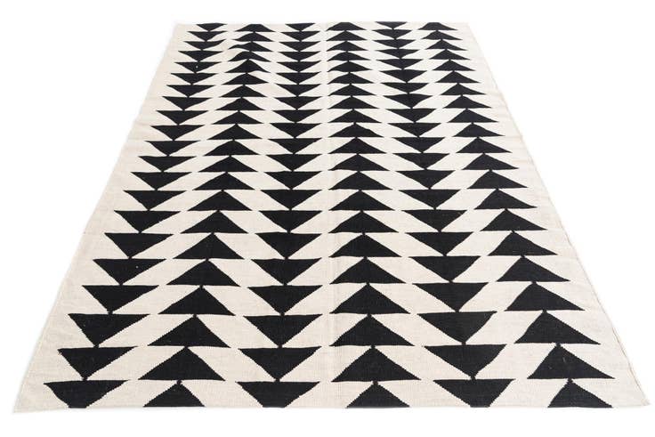 Detail image of 5' 9 x 7' 6 Hand Woven Kilim Modern Wool Rug