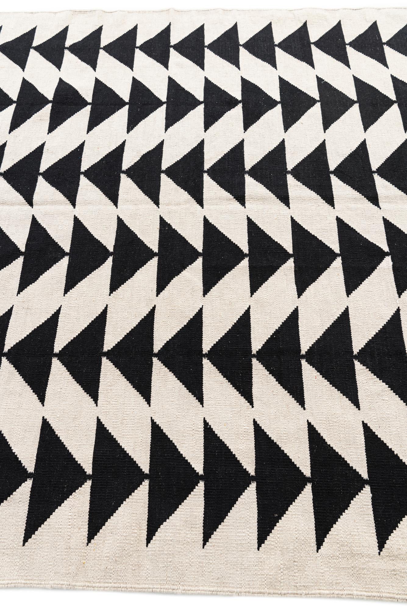 5' 9 x 7' 6 Hand Woven Kilim Modern Wool Rug