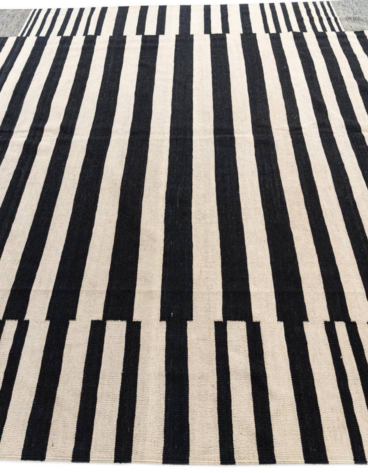 Detail image of 8' 6 x 9' 3  Hand Woven Kilim Modern Wool Rug