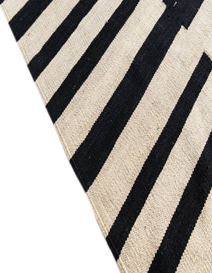 Detail image of 8' 6 x 9' 3  Hand Woven Kilim Modern Wool Rug
