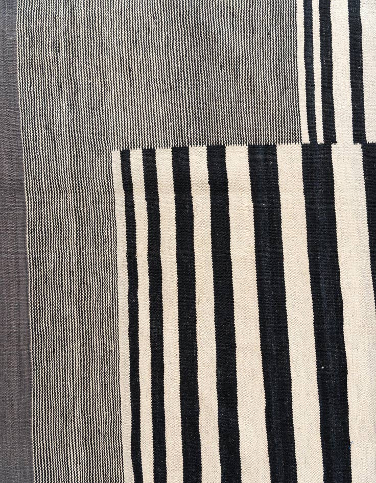 Detail image of 8' 6 x 9' 3  Hand Woven Kilim Modern Wool Rug