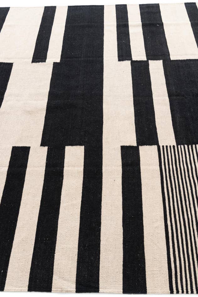 Detail image of 6' 7 x 9' 9 Hand Woven Kilim Modern Wool Rug