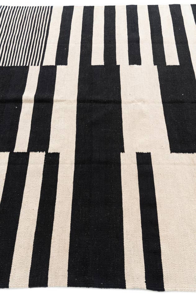 Detail image of 5' 7 x 7' 9 Hand Woven Kilim Modern Wool Rug