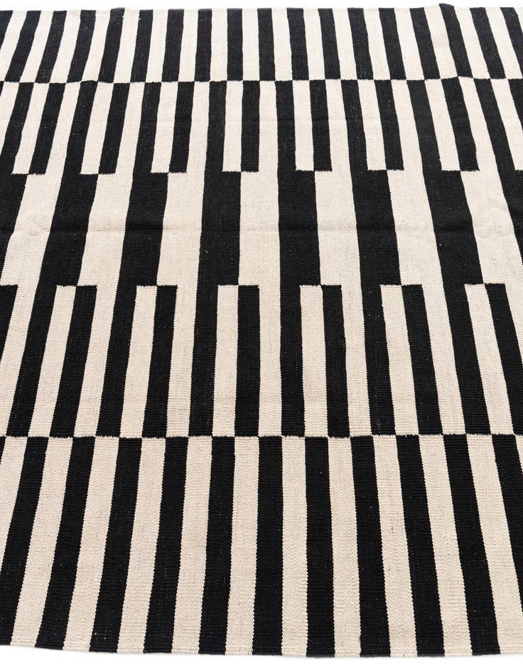 Detail image of 5' 9 x 7' 9  Hand Woven Kilim Modern Wool Rug