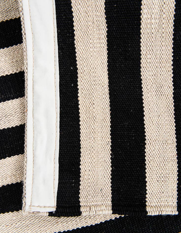 Detail image of 5' 9 x 7' 9  Hand Woven Kilim Modern Wool Rug