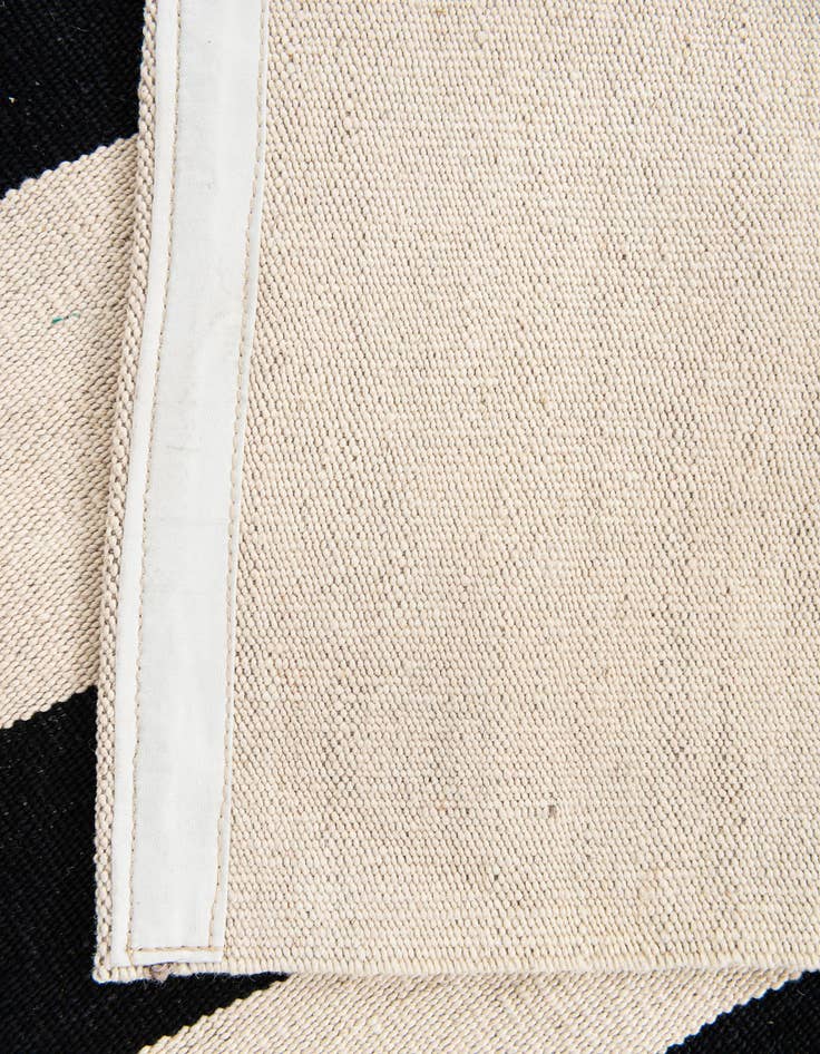 Detail image of 5' 7 x 7' 9  Hand Woven Kilim Modern Wool Rug