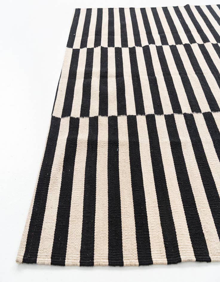 Detail image of 4' 3 x 6'  Hand Woven Kilim Modern Wool Rug