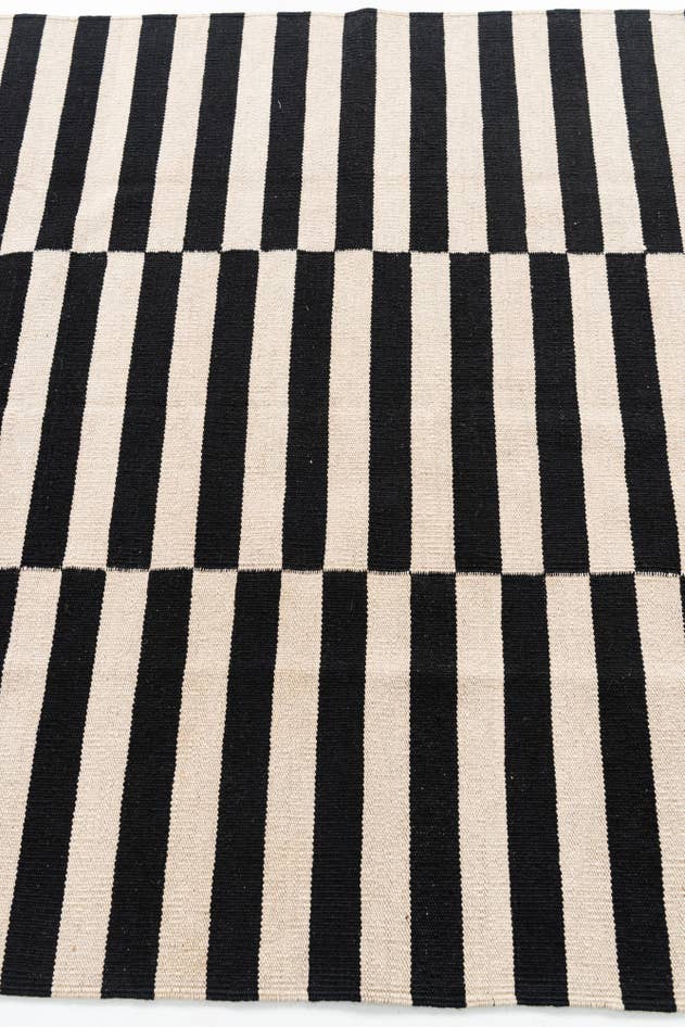 Detail image of 5' 6 x 7' 9 Hand Woven Kilim Modern Wool Rug