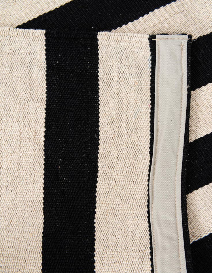 Detail image of 5' 7 x 7' 9  Hand Woven Kilim Modern Wool Rug