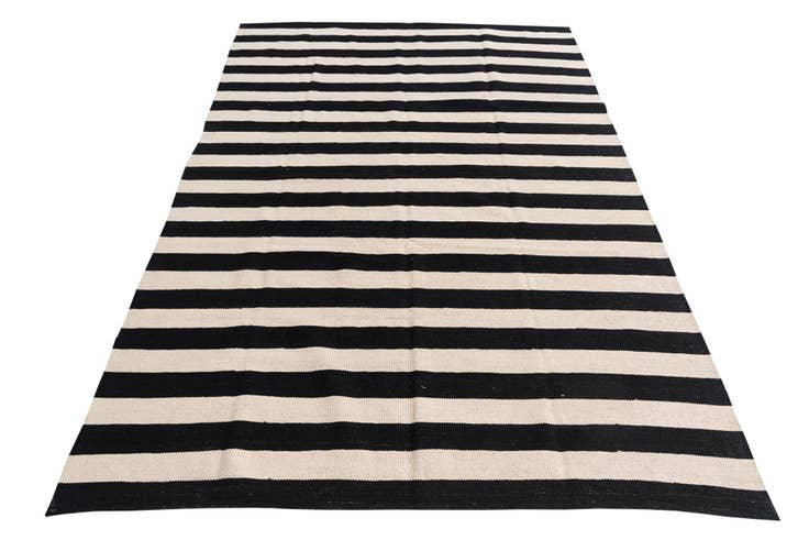 Detail image of 5' 5 x 8' Hand Woven Kilim Modern Wool Rug