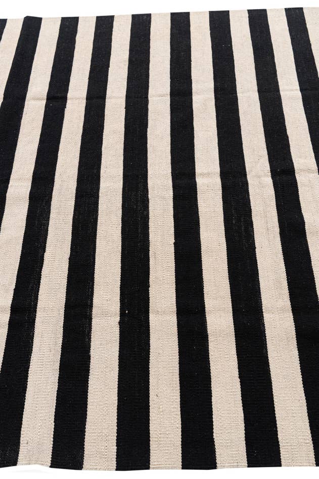 Detail image of 5' 5 x 8' Hand Woven Kilim Modern Wool Rug