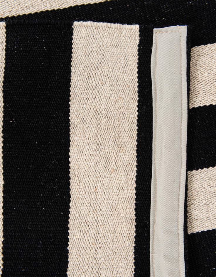 Detail image of 5' 6 x 8' 2  Hand Woven Kilim Modern Wool Rug