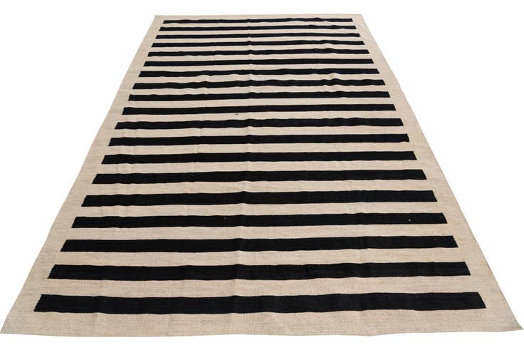 Detail image of 6' 8 x 9' 10 Hand Woven Kilim Modern Wool Rug