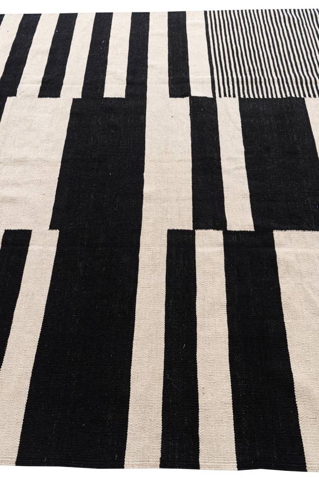Detail image of 6' 7 x 8' 7 Hand Woven Kilim Modern Wool Rug
