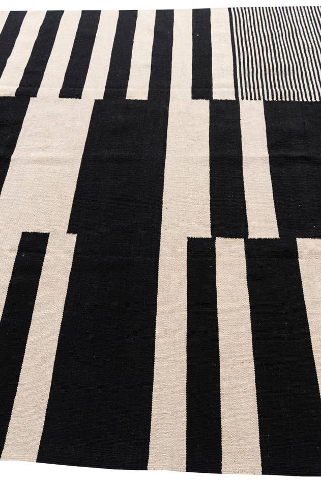 Detail image of 6' 7 x 9' 10 Hand Woven Kilim Modern Wool Rug