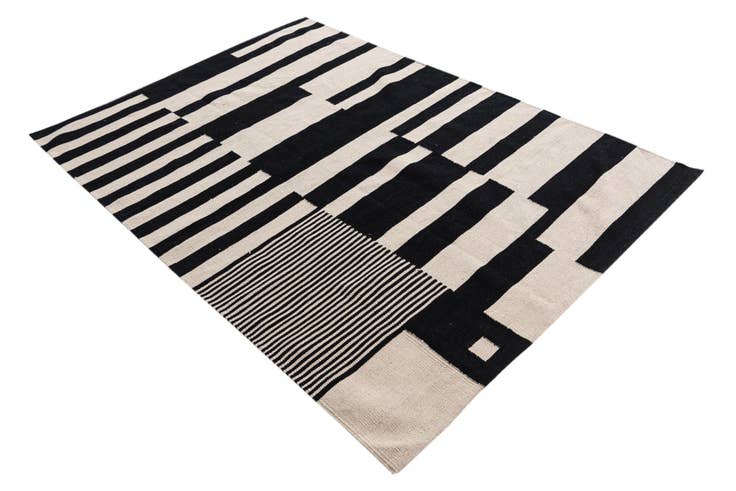 Detail image of 4' 8 x 6' 6 Hand Woven Kilim Modern Wool Rug