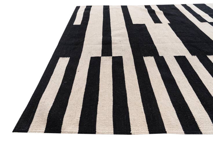 Detail image of 4' 8 x 6' 6 Hand Woven Kilim Modern Wool Rug