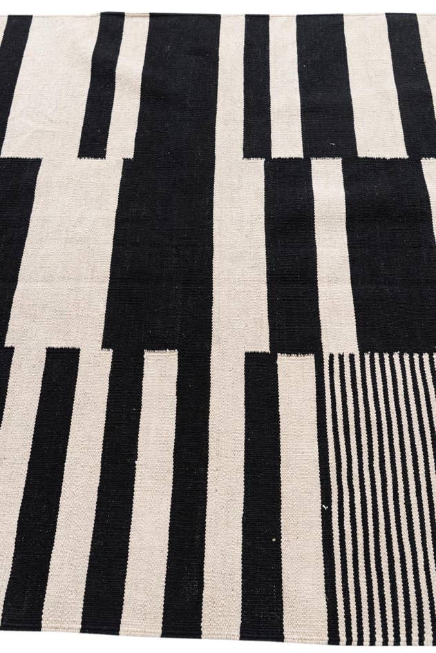 Detail image of 4' 8 x 6' 6 Hand Woven Kilim Modern Wool Rug