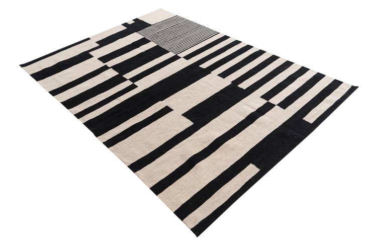 Detail image of 4' 8 x 6' 6 Hand Woven Kilim Modern Wool Rug