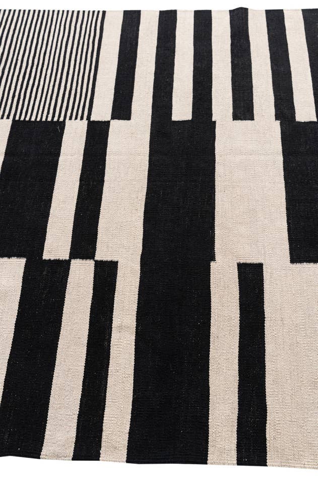Detail image of 4' 8 x 6' 6 Hand Woven Kilim Modern Wool Rug