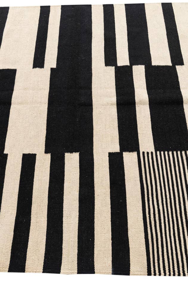 Detail image of 4' 7 x 6' 5 Hand Woven Kilim Modern Wool Rug