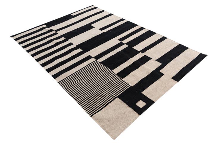 Detail image of 4' 8 x 6' 7 Hand Woven Kilim Modern Wool Rug