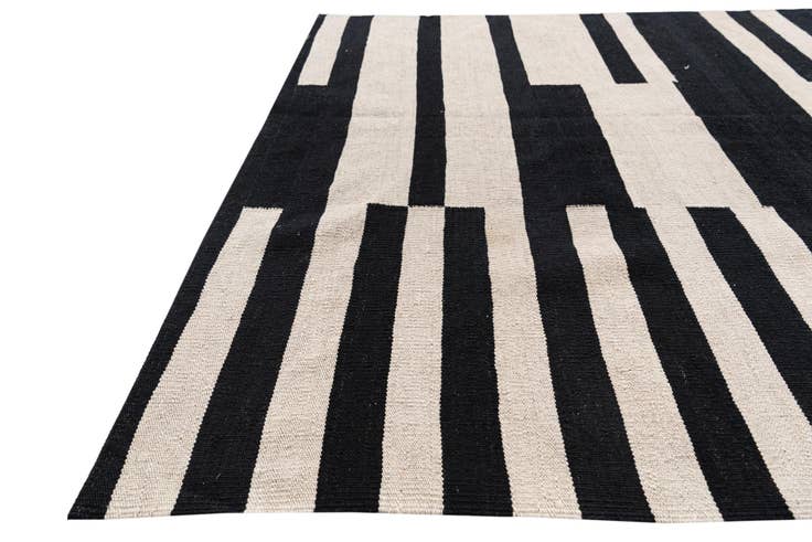 Detail image of 4' 8 x 6' 7 Hand Woven Kilim Modern Wool Rug