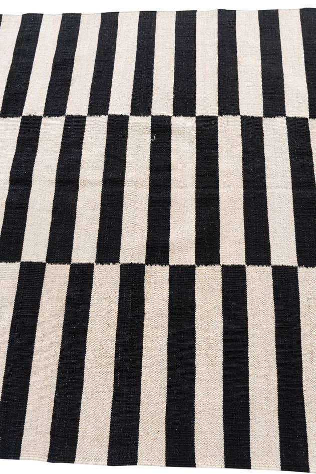 Detail image of 4' 2 x 5' 10 Hand Woven Kilim Modern Wool Rug