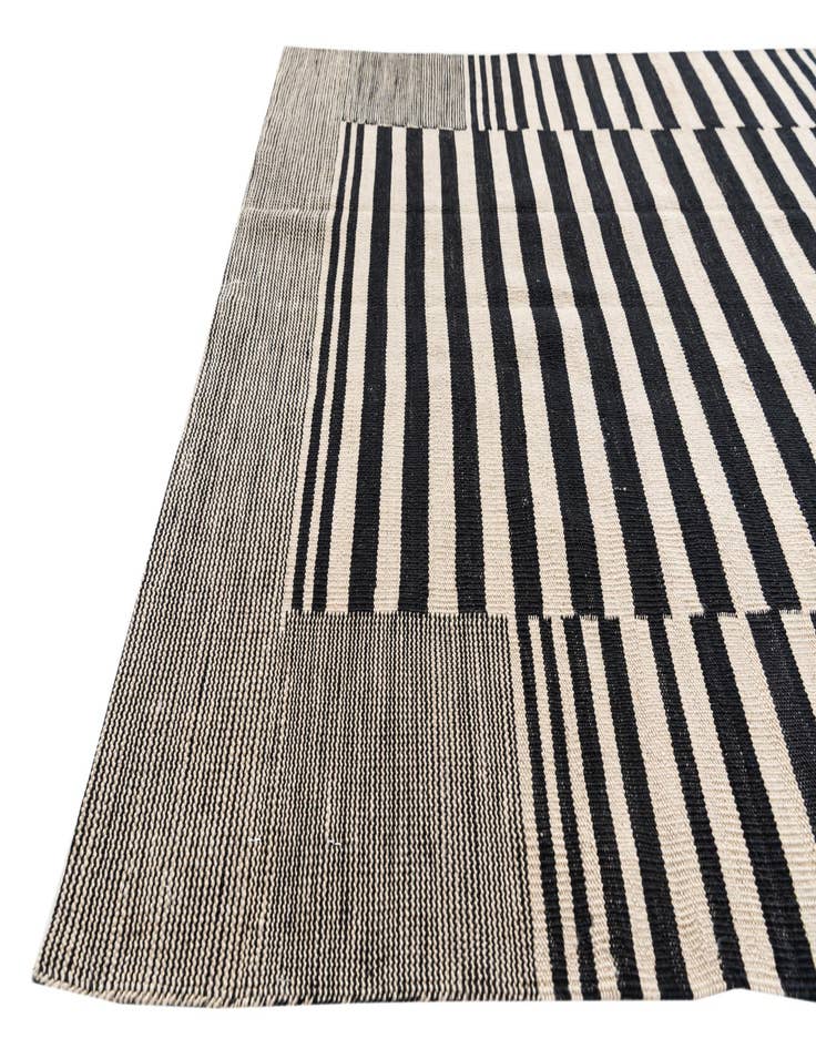 Detail image of 4' 2 x 5' 9  Hand Woven Kilim Modern Wool Rug