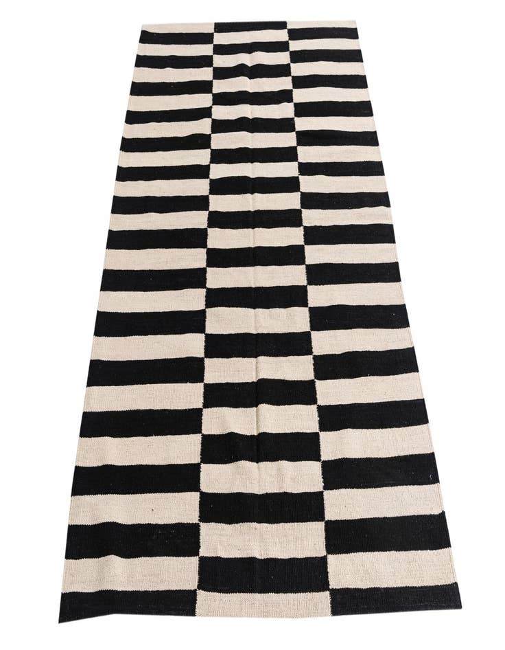 Detail image of 4' 3 x 6'  Hand Woven Kilim Modern Wool Rug