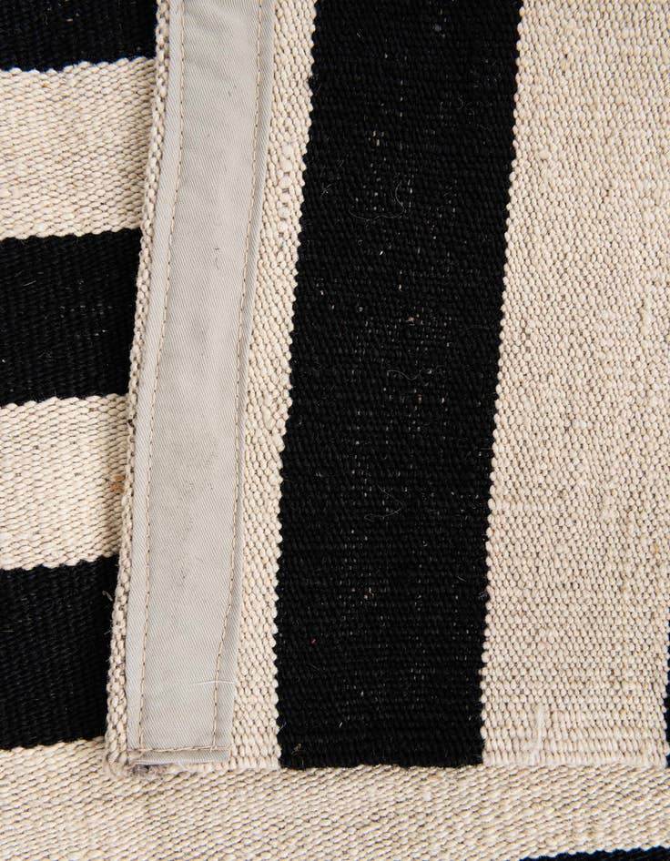 Detail image of 4' 3 x 6'  Hand Woven Kilim Modern Wool Rug