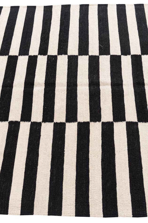 Detail image of 4' 3 x 5' 10 Hand Woven Kilim Modern Wool Rug