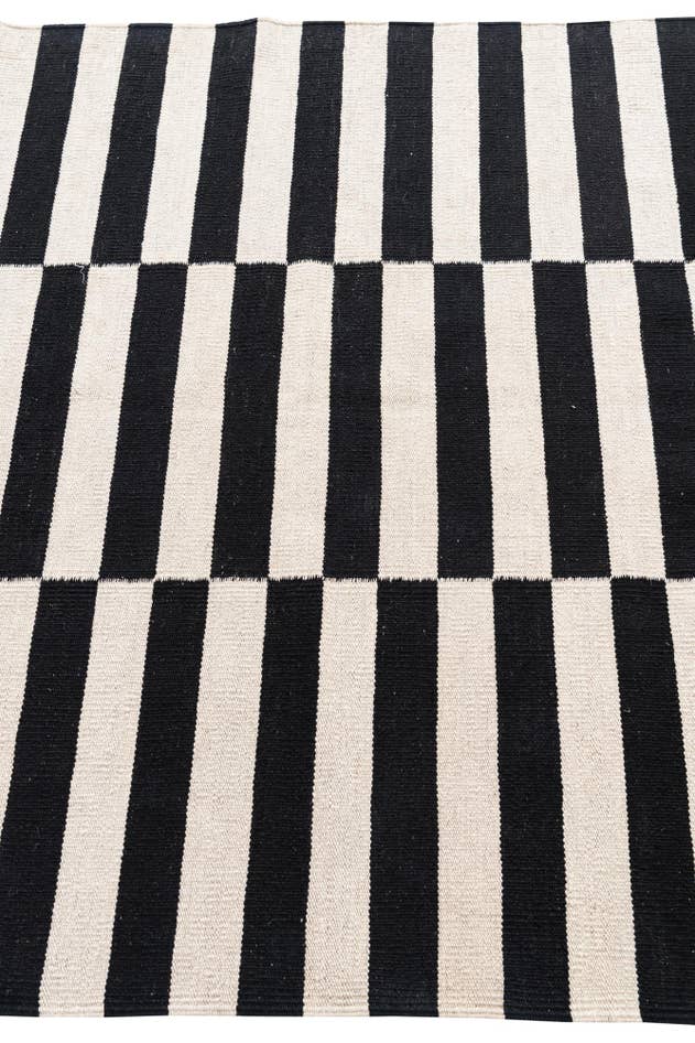 Detail image of 4' 2 x 5' 10 Hand Woven Kilim Modern Wool Rug
