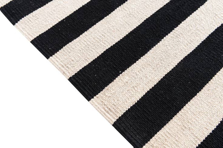 Detail image of 4' 2 x 5' 10 Hand Woven Kilim Modern Wool Rug