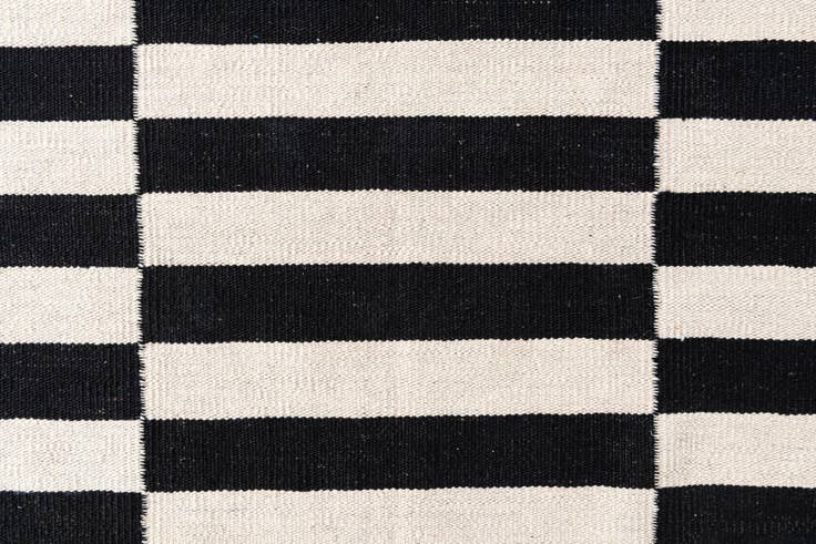 Detail image of 4' 2 x 5' 10 Hand Woven Kilim Modern Wool Rug