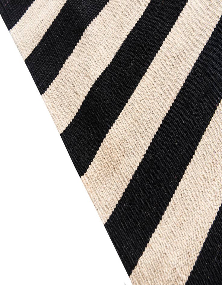 Detail image of 4' 2 x 5' 9  Hand Woven Kilim Modern Wool Rug