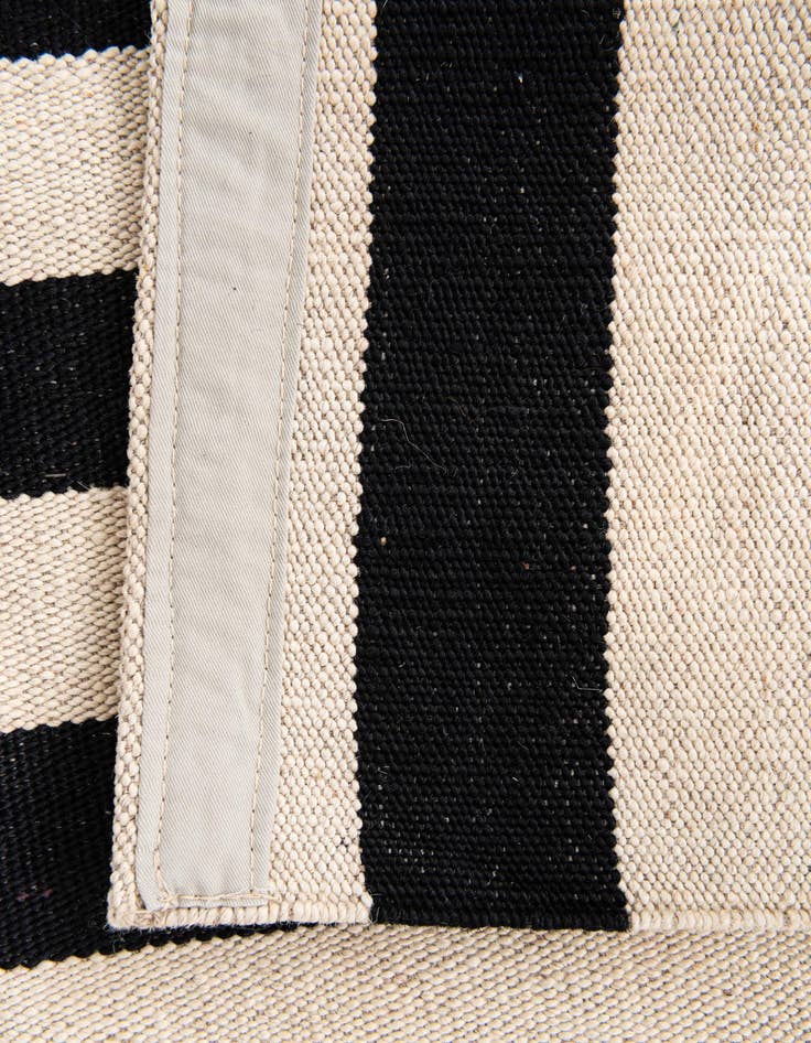 Detail image of 4' 2 x 5' 9  Hand Woven Kilim Modern Wool Rug