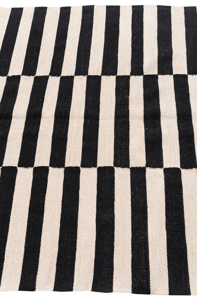 Detail image of 4' 3 x 5' 10 Hand Woven Kilim Modern Wool Rug