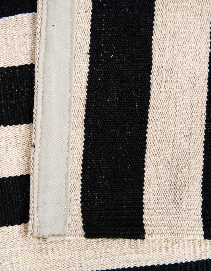 Detail image of 4' 3 x 6'  Hand Woven Kilim Modern Wool Rug