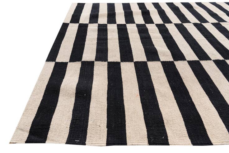 Detail image of 4' 2 x 5' 10 Hand Woven Kilim Modern Wool Rug