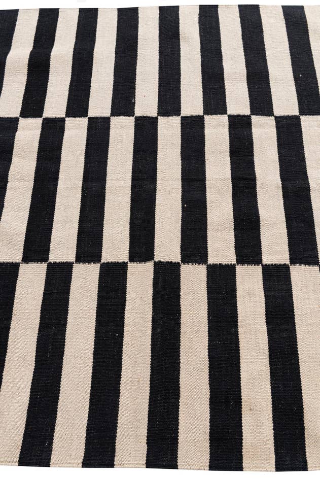 Detail image of 4' 2 x 5' 10 Hand Woven Kilim Modern Wool Rug
