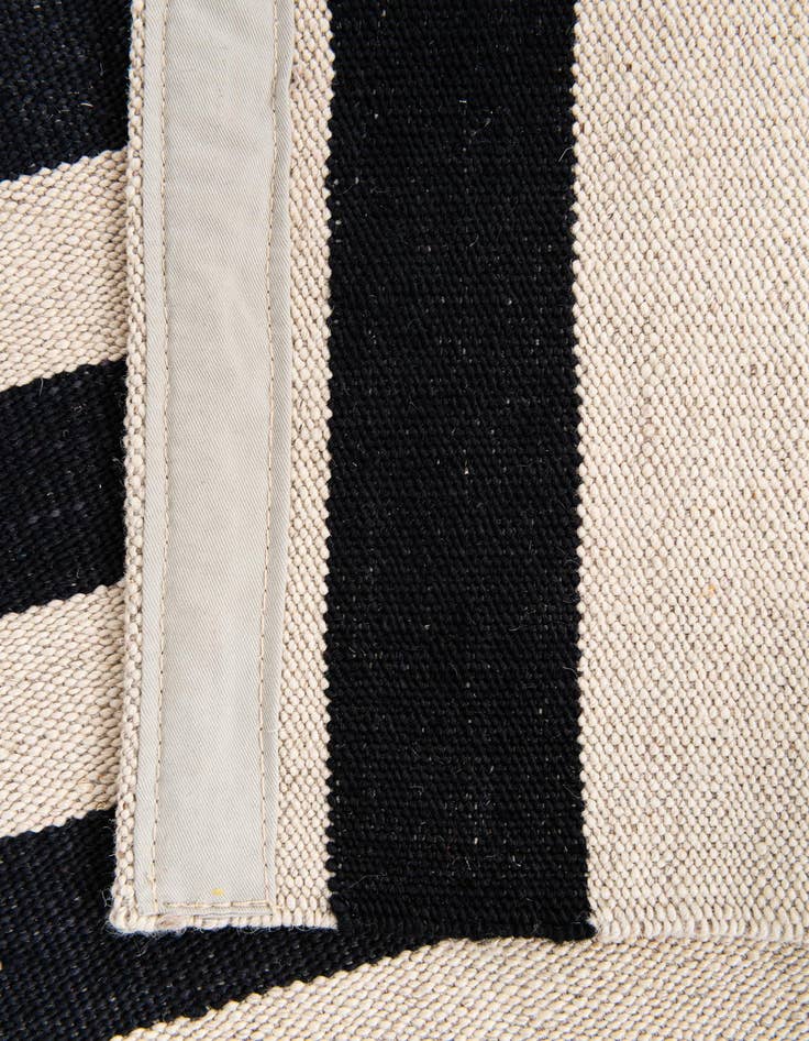 Detail image of 4' 2 x 5' 10  Hand Woven Kilim Modern Wool Rug